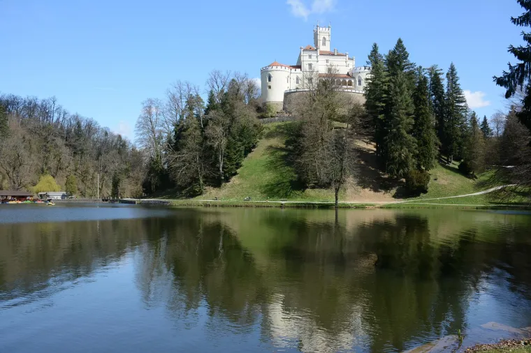 4. Dvorac Trakošćan: Jedan od najljepših i najposjećenijih hrvatskih dvoraca, smješten na brežuljku uz istoimeno jezero, izgleda kao prizor iz bajke. Ovaj romantični neogotički dvorac nudi uvid u život plemstva kroz muzejski postav. Prošećite uređenim parkom oko dvorca, uživajte u pogledu na jezero, a za toplijeg vremena možete unajmiti i pedalinu. Savršena destinacija za ljubitelje povijesti i romantike u srcu Hrvatskog zagorja.