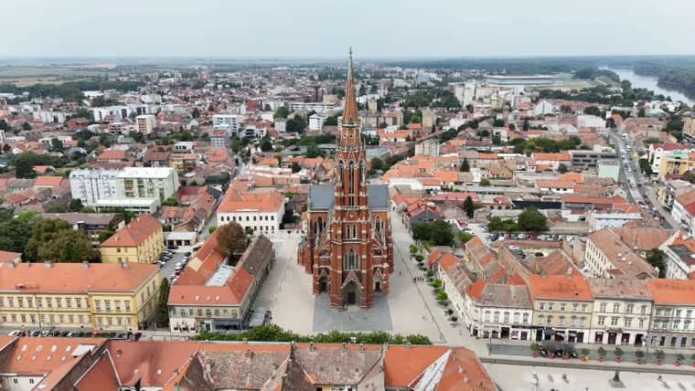 5. Osijek: Srce Slavonije na rijeci Dravi poziva na istraživanje. Posjetite baroknu Tvrđu, jednu od najočuvanijih vojnih utvrda u Europi, prošećite promenadom uz Dravu i uživajte u pogledu na rijeku. Osijek je poznat po gostoljubivosti i bogatoj gastronomskoj ponudi – ne propustite kušati fiš paprikaš ili kulen. U blizini je i Park prirode Kopački rit, pa možete spojiti gradski odmor s uživanjem u prirodi.