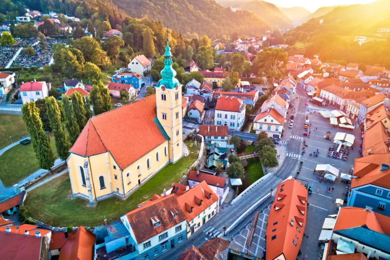 6. Samobor: Šarmantni gradić nadomak Zagreba idealan je za jednodnevni ili vikend izlet. Poznat po baroknoj arhitekturi, slikovitom glavnom trgu i nezaobilaznim kremšnitama, Samobor nudi opuštajuću atmosferu. Prošećite do Starog grada za predivan pogled ili se uputite šetnicom Anindol. Okolica nudi brojne mogućnosti za planinarenje u Parku prirode Žumberak – Samoborsko gorje.