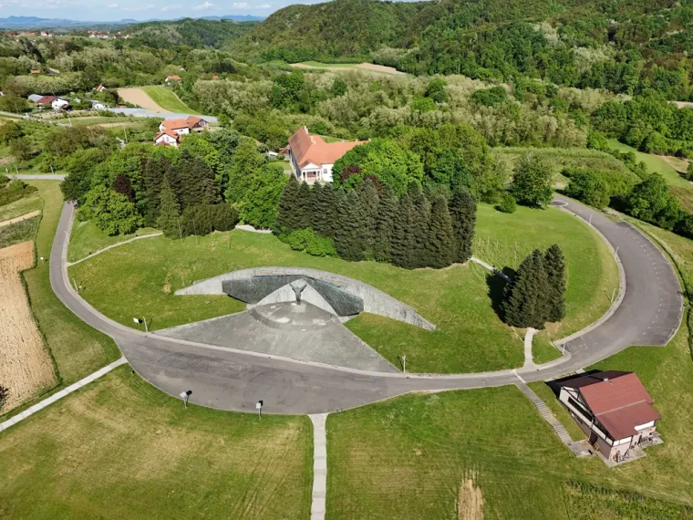 16. Gornja Stubica: Mjesto u srcu Zagorja poznato po Seljačkoj buni i Matiji Gupcu. Posjetite Muzej seljačkih buna smje&scaron;ten u dvorcu Or&scaron;ić, pro&scaron;ećite parkom oko dvorca i zastanite pored Gupčeve lipe, jedinog živog svjedoka bune starog preko 400 godina. Uživajte u pogledu na zelene zagorske brege i tradicionalnoj kuhinji.