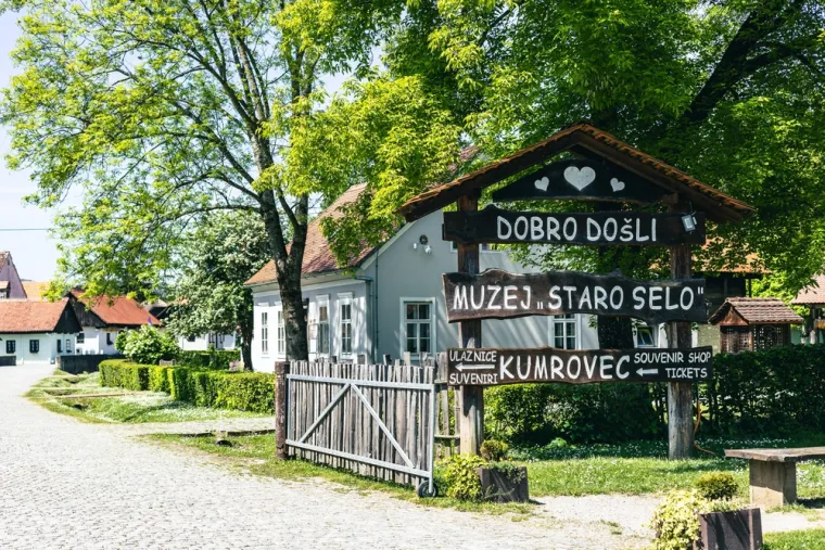 
18. Muzej "Staro selo" Kumrovec: Najveći hrvatski etno muzej na otvorenom vjerno dočarava život zagorskog sela s prijelaza 19. u 20. stoljeće. Pro&scaron;ećite među četrdesetak očuvanih tradicijskih kuća, gospodarskih zgrada, &scaron;kole i radionica starih obrta. Upoznajte se s nekada&scaron;njim običajima, načinom života i vje&scaron;tinama poput lončarstva ili tkanja. Posebno se ističe rodna kuća Josipa Broza Tita s njegovim spomenikom. Staro selo Kumrovec nudi autentičan doživljaj pro&scaron;losti i priliku za sudjelovanje u radionicama tradicijskih obrta.