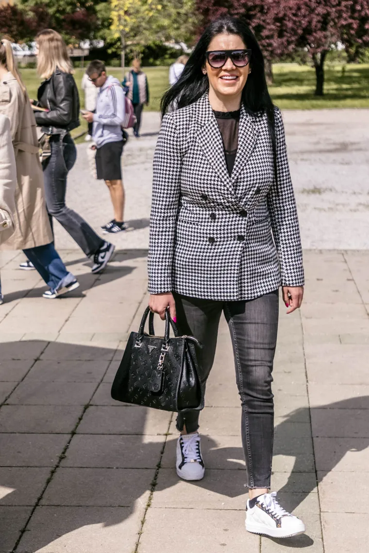 Zgodna dama u jakni pastelnih tonova privlačila poglede