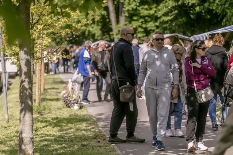Zgodna dama u jakni pastelnih tonova privlačila poglede