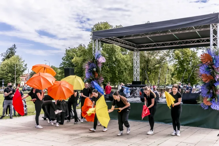 Zgodna dama u jakni pastelnih tonova privlačila poglede