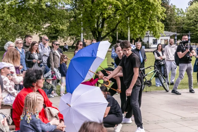 Zgodna dama u jakni pastelnih tonova privlačila poglede