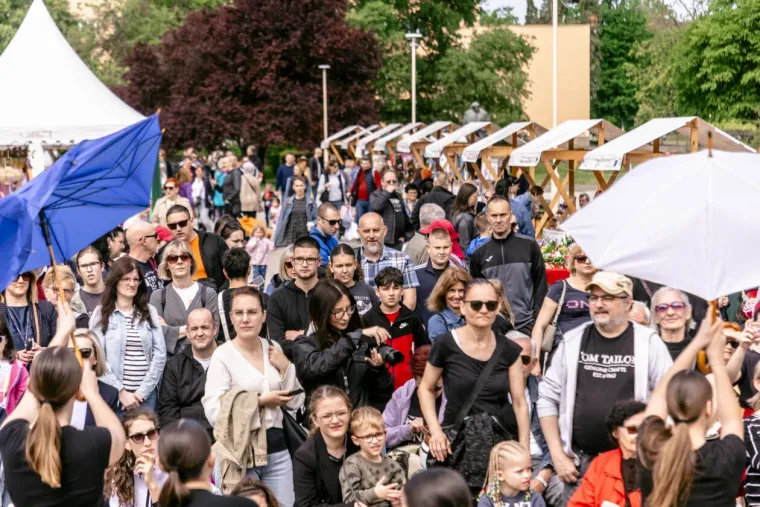 Zgodna dama u jakni pastelnih tonova privlačila poglede