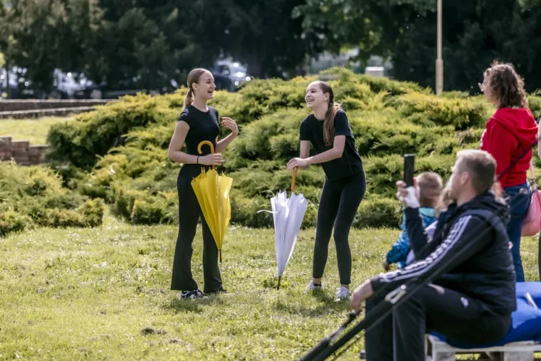 Zgodna dama u jakni pastelnih tonova privlačila poglede