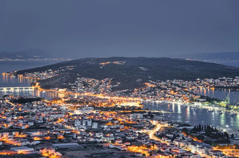 2. Trogir: Još jedan UNESCO-ov biser, Trogir je pravi grad-muzej čija je stara jezgra smještena na otočiću povezanom mostovima s kopnom i otokom Čiovom. Očarava romaničko-gotičkom arhitekturom, a posebno se ističe katedrala sv. Lovre s veličanstvenim Radovanovim portalom. Prošećite rivom, popnite se na kulu Kamerlengo za panoramski pogled i uživajte u šarmu ovog povijesnog grada.
