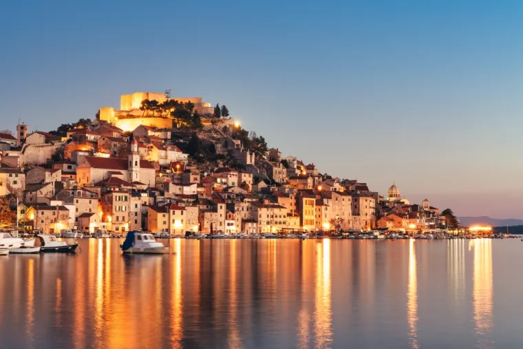 3. Šibenik: Grad Krešimira, poznat po katedrali sv. Jakova, remek-djelu Jurja Dalmatinca i Nikole Firentinca, također pod zaštitom UNESCO-a. Šibenik krase i moćne tvrđave – sv. Mihovil, sv. Ivan, Barone i sv. Nikola – s kojih se pruža spektakularan pogled na grad i arhipelag. Ne propustite posjetiti i obližnji Nacionalni park Krka.
