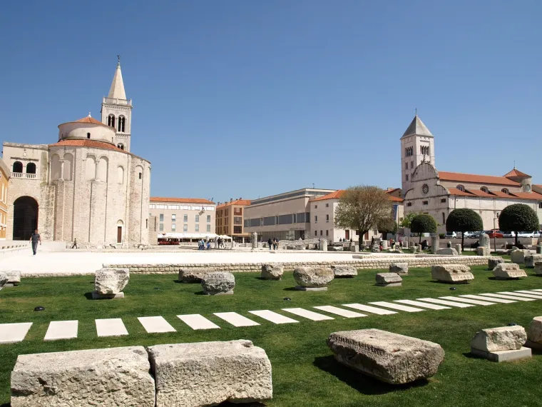 4. Zadar: Spoj bogate povijesti i modernih instalacija čini Zadar jedinstvenim. Prošećite Kalelargom, glavnom gradskom ulicom, posjetite simbol grada – crkvu sv. Donata iz 9. stoljeća, i rimski Forum. Doživite čaroliju Morskih orgulja koje stvaraju glazbu uz pomoć valova i Pozdrava Suncu koji u suton priređuje spektakularnu igru svjetlosti.