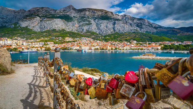 5. Makarska: Smještena u podnožju Biokova, Makarska je središte rivijere poznate po dugim šljunčanim plažama i kristalno čistom moru. Idealna je za opuštanje, šetnje uz more i uživanje u pogledu na planinu koja se uzdiže iznad grada. Posjetite Malakološki muzej u Franjevačkom samostanu i istražite ljepote Parka prirode Biokovo.