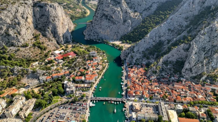6. Omiš: Grad na ušću rijeke Cetine uz Jadransko more, Omiš je poznat po svojoj dramatičnoj lokaciji stisnutoj između strmih litica i mora. Nekadašnje gusarsko gnijezdo danas nudi brojne avanturističke aktivnosti poput raftinga, kanjoninga i zip-linea na Cetini. Popnite se na tvrđavu Mirabelu za prekrasan pogled na grad i kanjon.