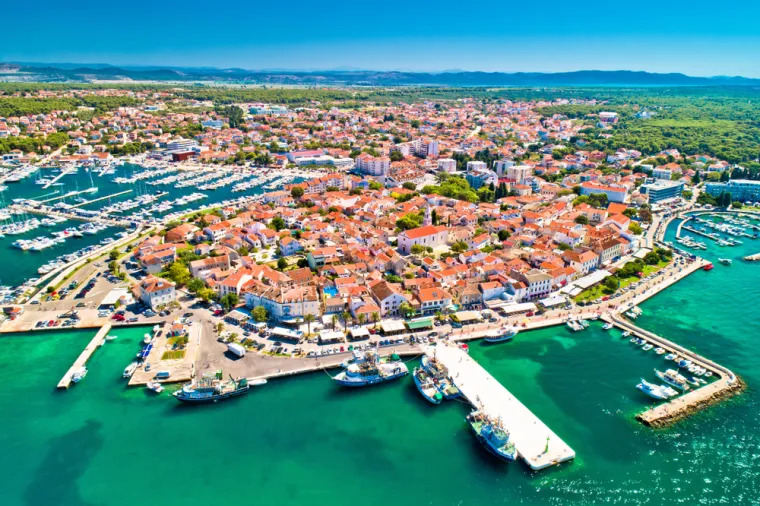 8. Biograd na Moru: Nekadašnji hrvatski kraljevski grad, Biograd danas privlači posjetitelje svojom bogatom poviješću, lijepim plažama i marinom. Prošećite rivom, posjetite Zavičajni muzej i uživajte u pogledu na Pašmanski kanal. U blizini se nalazi i Park prirode Vransko jezero.
