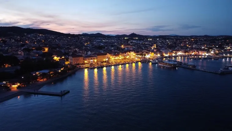 9. Vodice: Živahno turističko središte poznato po bogatoj ponudi zabave, dugim plažama i uređenoj rivi. Vodice su popularno odredište za mlade i obitelji. Posjetite crkvu sv. Križa i obližnji arheološki lokalitet Velika Mrdakovica.