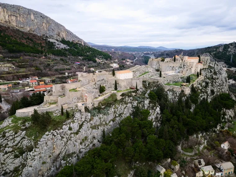 11. Tvrđava Klis: Samo 12 km od Splita, na strateškom prijevoju između Mosora i Kozjaka, uzdiže se impozantna tvrđava Klis. S poviješću dugom preko 2000 godina, bila je sjedište hrvatskih kraljeva i ključna obrambena točka. Danas nudi nevjerojatan pogled na Split, more i otoke, a poznata je i kao jedna od lokacija snimanja serije &quot;Igra prijestolja&quot;. Ulaznica za odrasle je 10,00 €, a za djecu 3,00 €.