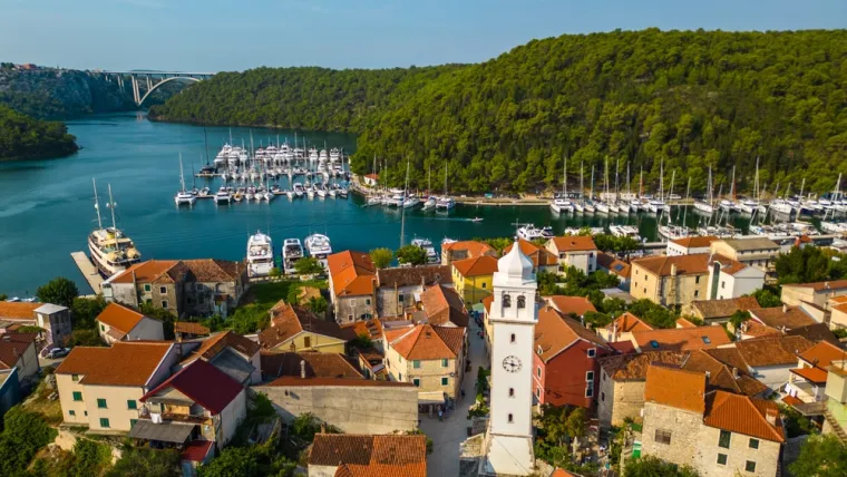 12. Skradin i NP Krka (Skradinski buk): Šarmantni gradić Skradin glavna su vrata za ulazak u Nacionalni park Krka. Prošećite njegovim uskim uličicama, a zatim brodom krenite prema Skradinskom buku, najpoznatijem i najposjećenijem slapu na rijeci Krki. Iako kupanje pod slapom više nije dozvoljeno, ljepota sedrenih barijera, bogata flora i fauna te stare mlinice pružaju nezaboravan doživljaj.