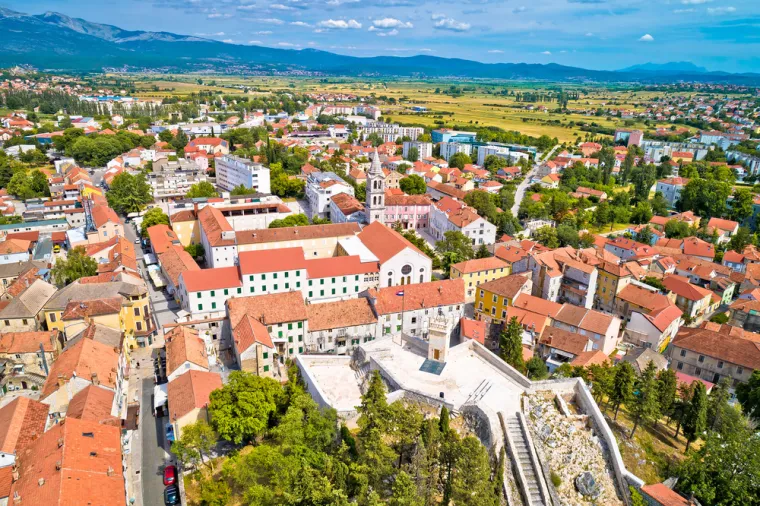 16. Sinj: Središte Cetinske krajine, grad poznat po Sinjskoj alci (viteškoj igri pod zaštitom UNESCO-a) i svetištu Čudotvorne Gospe Sinjske. Posjetite Muzej Sinjske alke, prošećite Pijacom i popnite se na utvrdu Stari grad odakle puca pogled na grad i Sinjsko polje.
