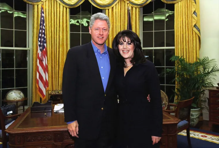Monica Lewinsky, rođena 23. srpnja 1973. godine u San Franciscu, postala je svjetski poznata zbog afere s tadašnjim američkim predsjednikom Billom Clintonom.