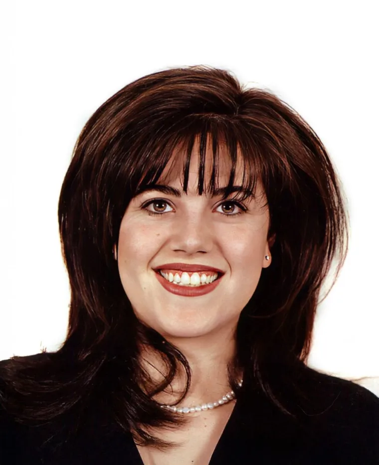 Lewinsky je odrasla u Kaliforniji, gdje je završila školu i nastavila studij na Sveučilištu u San Franciscu. Nakon toga, preselila se u Washington D.C., gdje je započela raditi u Bijeloj kući 1995. godine, kao stažistica. Upravo tada, u trenutku kad je imala 22 godine, započela je njezina poznata afera s Billom Clintonom.