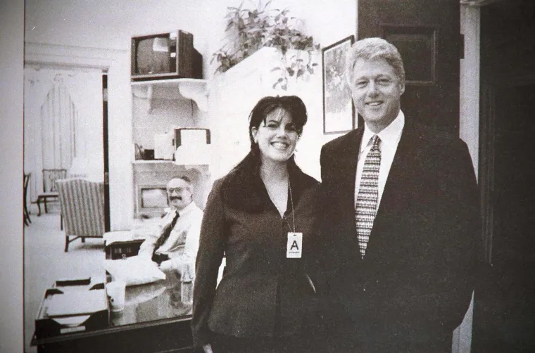 Istraga je započela u okviru slučaja &quot;Paula Jones&quot;, tužbe bivše zaposlenice savezne vladine službe koja je tvrdila da ju je Clinton seksualno uznemiravao dok je bio guverner Arkansasa. Tijekom istrage, Lewinsky je postala ključni svjedok jer je izjavila da je imala intimne odnose s Clintonom dok je bio na dužnosti predsjednika.