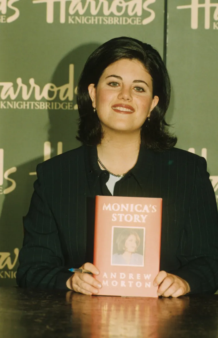 Tijekom ispitivanja, Clinton je prvo negirao bilo kakvu aferu s Lewinsky, tvrdeći da nije imao &quot;seksualni odnos sa tom ženom&quot;. Međutim, kasnije je, pod pritiskom novih dokaza, morao priznati da su imali seksualni odnos, ali je tvrdio da nije bio &quot;seks&quot; u klasičnom smislu.