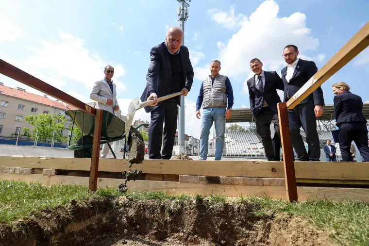 Zagrebački je gradonačelnik Tomislav Tomašević sa svojim zamjenicima Lukom Korlaetom i Danijelom Dolenec te Upravom Dinama (ispred koje su bili Zvonimir Boban i Velimir Zajec) i Lokomotive postavio kamen temeljac za obnovu zagrebačkog stadiona.