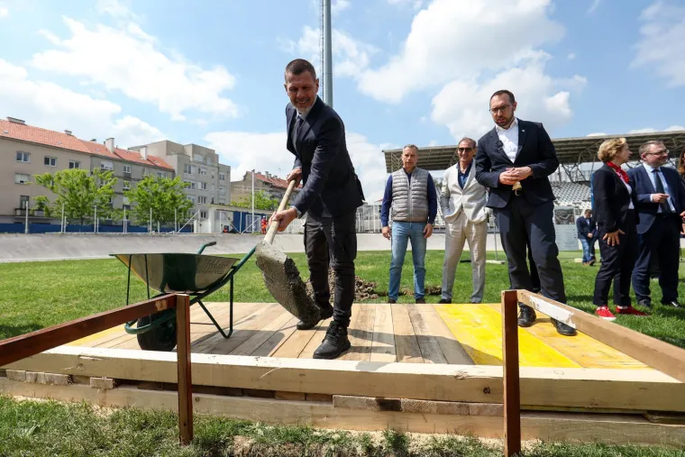 Lopatu je u ruke uzeo i Zvone Boban
