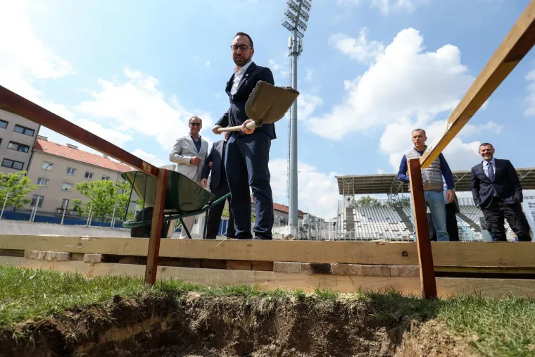 &quot;Ovo je povijesni dan za zagrebački nogomet. Od davne 1969. godine, kada je izgrađena južna tribina Maksimira, Zagreb nije dobio novi nogometni stadion sa sve četiri tribine. Mnogi su desetljećima slušali o novom stadionu i ne vjeruju da će se on zaista i dogoditi... Za 18 mjeseci imat ćemo novi stadion u Kranjčevićevoj, a nakon toga 2029. godine i u Maksimiru&quot;, rekao je zagrebački gradonačelnik Tomislav Tomašević.