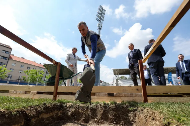 Boban i Zajec zasukali rukave i dohvatili lopate: Pogledajte kako izgleda početak radova u Kranjčevićevoj