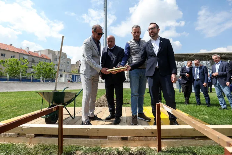 Boban i Zajec zasukali rukave i dohvatili lopate: Pogledajte kako izgleda početak radova u Kranjčevićevoj