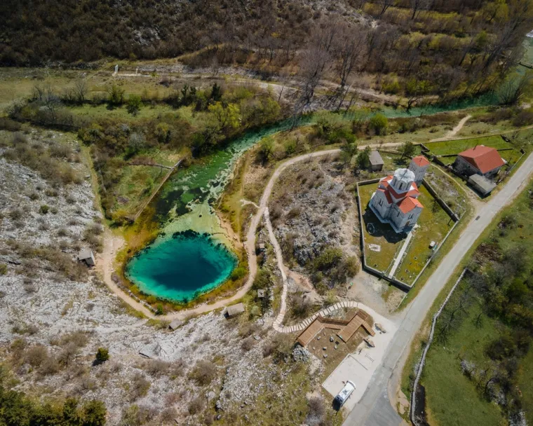 2. Vrelo Cetine (Glavaševo vrelo): Poznato i kao &quot;Oko Dalmacije&quot;, ovo je jedno od najfotogeničnijih mjesta u Hrvatskoj. Glavno vrelo rijeke Cetine, tirkizno plave boje i nevjerojatne bistrine, izvire iz dubine veće od 150 metara u podnožju Dinare. Mističan i očaravajući prizor koji ostavlja bez daha.