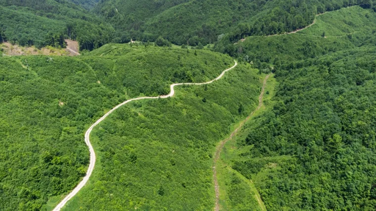 4. Park prirode Žumberak – Samoborsko gorje (Žumberak): Osim Samoborskog gorja, ovaj park prirode obuhvaća i Žumberačku goru. Ovaj dio je divlji, slabije naseljen i nudi duboki mir. Istražite dolinu potoka Slapnice s istoimenim slapom, posjetite Eko-selo Žumberak ili se uputite na planinarske staze kroz guste šume i proplanke s kojih se pružaju lijepi vidici.