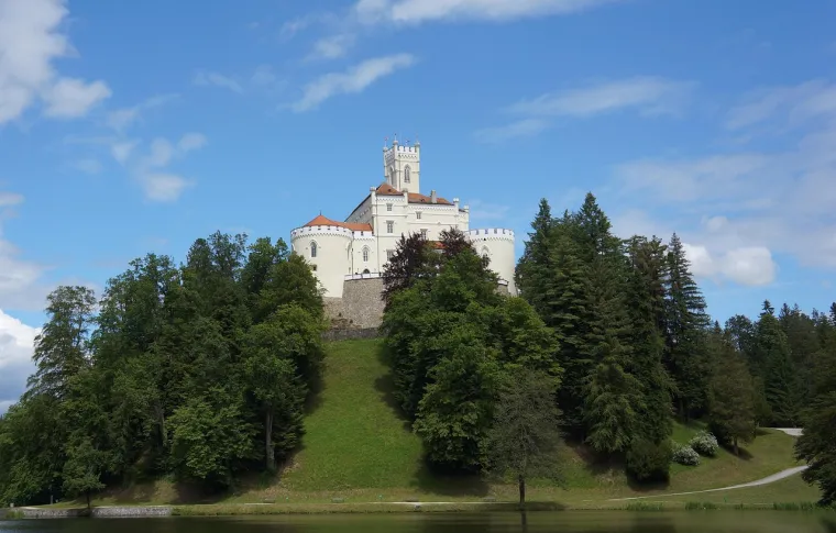 8. Trakošćan: Iako poznatiji po dvorcu, okolica Trakošćana nudi prekrasan park-šumu i jezero. Šetnja oko jezera (oko 5 km) pruža idilične prizore dvorca koji se ogleda u vodi, okruženog zelenilom. Staza je laka i pogodna za sve uzraste, a možete unajmiti i čamac za vožnju po jezeru. Idealno za romantičan ili obiteljski izlet.