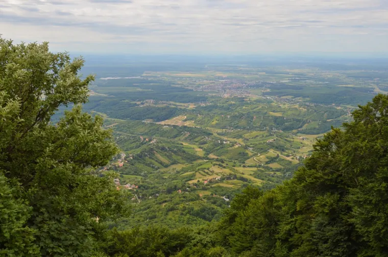 10. Samoborsko gorje: Nadomak Zagreba, Samoborsko gorje nudi brojne mogućnosti za planinarenje i rekreaciju. Usponi na vrhove poput Oštrca ili Okića nagradit će vas prekrasnim pogledima, a brojne staze vode kroz šume i livade. Nakon šetnje, opustite se u nekom od tradicionalnih restorana uz samoborske specijalitete.