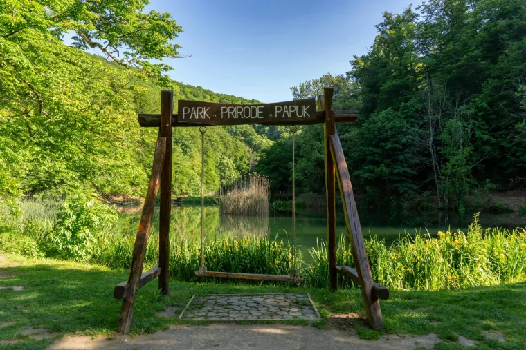 11. Park prirode Papuk (Jankovac): Prvi hrvatski geopark, Park prirode Papuk, skriva brojne ljepote, a izletište Jankovac s planinarskim domom i jezerom jedno je od najpopularnijih. Prošećite Grofovom poučnom stazom do slapa Skakavac (visokog 35 metara) i uživajte u miru stoljetnih bukovih šuma. Idealno za piknik, šetnju i planinarenje.