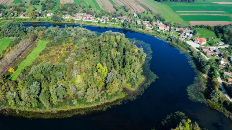 12. Park prirode Lonjsko polje (Čigoč): Najveće zaštićeno močvarno područje u dunavskom slivu nudi jedinstven doživljaj suživota čovjeka i prirode. U proljeće je posebno živo, a europsko selo roda Čigoč nezaobilazna je postaja. Istražite tradicionalnu drvenu arhitekturu Posavine, provozajte se čamcem ili biciklom kroz poplavne pašnjake i uživajte u bogatstvu ptičjeg svijeta.