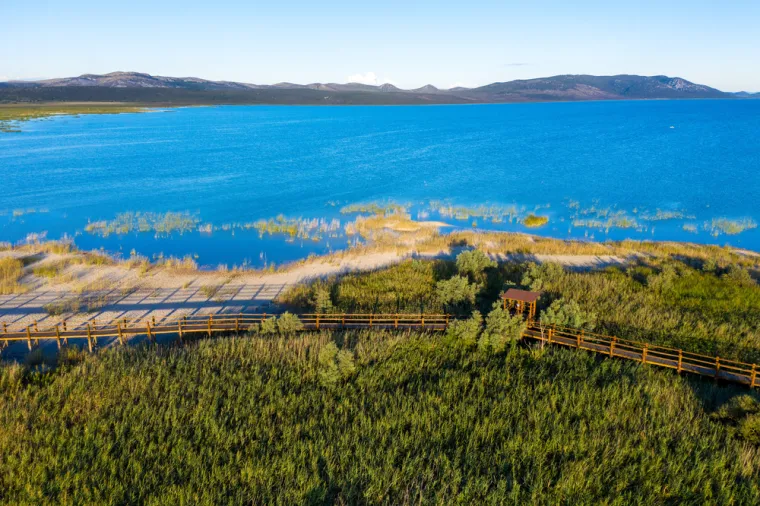 13. Park prirode Vransko jezero: Najveće prirodno jezero u Hrvatskoj i važan ornitološki rezervat. Idealno mjesto za promatranje ptica (zabilježeno preko 250 vrsta), biciklizam uređenim stazama, šetnje poučnim stazama ili jednostavno uživanje u miru i pogledu s vidikovca Kamenjak na jezero, more i otoke.