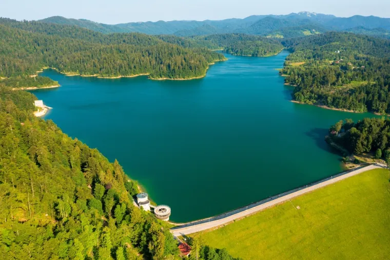 14. Lokvarsko jezero: Poznato i kao Omladinsko jezero, ovo veliko umjetno jezero u Gorskom kotaru okruženo je uređenom stazom dugom oko 17,5 km. Idealno je za duge šetnje, trčanje ili biciklizam uz prekrasne poglede na jezero i okolne šume. Mirna atmosfera i ljepota prirode čine ga savršenim mjestom za opuštanje.