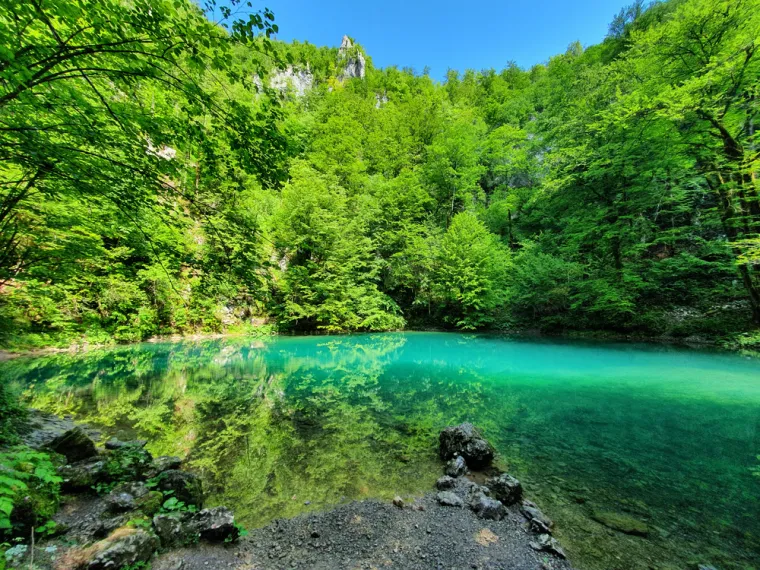 15. Nacionalni park Risnjak (Izvor Kupe): Srce Nacionalnog parka Risnjak krije jedno od najčarobnijih mjesta u Hrvatskoj – tirkizni izvor rijeke Kupe. Stiješnjen između visokih stijena, ovaj krški fenomen oduzima dah svojom ljepotom. Do izvora vodi označena planinarska staza iz sela Razloge, pružajući nezaboravan doživljaj netaknute prirode Gorskog kotara.