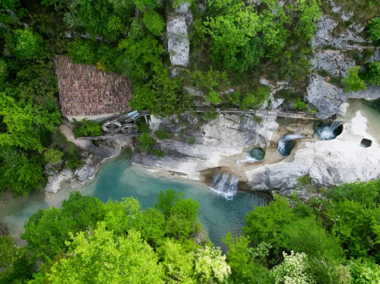 17. Selo Kotli: Ovo malo, nekad napušteno selo u blizini Huma, oživjelo je kao jedinstveno izletište. Smješteno na rijeci Mirni, poznato je po svojim prirodnim kamenim &quot;kotlovima&quot; (udubinama) ispunjenim vodom i malim slapovima. Kamene kućice i stari mlin stvaraju čarobnu atmosferu, idealnu za opuštanje i fotografiranje.