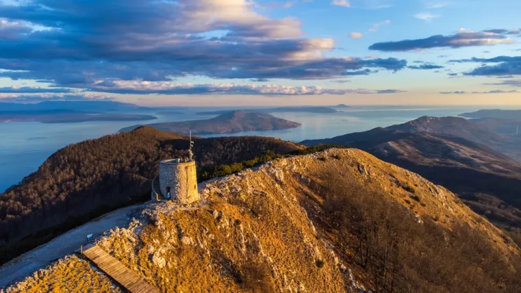 18. Park prirode Učka: Planina koja se uzdiže iznad Kvarnerskog zaljeva i Istre nudi spektakularne vidike i brojne planinarske staze. S vrha Vojak (1401 m) pruža se pogled na cijeli Kvarner, otoke, Istru, Gorski kotar, a za vedrih dana i na Alpe i Italiju. Poučne staze i bogata šumska vegetacija čine Učku odličnim izborom za ljubitelje prirode.