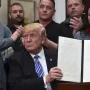 Donald Trump uveo je carine na susjedne države, Europu i Kinu - temeljne carine od 10 posto svima, uz dodatak dodatnih prilagođenih carina za svaku pojedinu zemlju. Cilj? Natjerati sve države da dođu pregovarati s SAD-om, a sve to kako bi nastojao smanjiti ogroman američki vanjski dug i natjerati države da otpuste goleme rezerve dolara. Posljedica? Trenutni pad na svjetskim burzama, uključujući Wall Street, moguća inflacija u SAD-u s &quot;blagom putanjom&quot; prema recesiji. Sve je kulminiralo &apos;trgovinskim obračunom&apos; s Kinom - dvije velesile krenule su jedna drugoj podizati carine. Trump je carine Kini u jednom trenutku dotjerao do čak 145 posto. Na kraju je ublažio retoriku te izjavio da carine Kini neće biti toliko visoke, ali, dodao je, &quot;neće biti ni nula&quot;. 