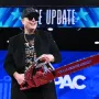 Elon Musk izmislio je i vodio DOGE (Ministarstvo vladine učinkovitosti). Cilj je bio &apos;pročešljati dokumentaciju&apos; i utvrditi na što sve &apos;curi&apos; novac odnosno, na što su prethodne američke administaracije trošile novac, a navodno nije u interesu američkim poreznih obveznika. Trumpova glasnogovornica Karoline Leavitt redovito je na medijskim brifinzima iznosila podatke o projektima koje SAD financira, a koje Trumpova administracija smatra besmislenim troškom. Tako su, primjerice, &apos;javno prozvane&apos; subvencije Srbiji, ali stopirani su i brojni projekti humanitarne pomoći zemljama u razvoju. Osim toga, Musk je naredilo otpuštanje desetaka tisuća saveznih službenika, a na svoj račun prikupio je brojne kritike, kako zbog toga, tako i zbog činjenice da je njegov tim dobio pristup sustavima s informacijama građana.