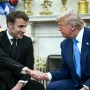 Roštiljanje svjetskih čelnika jedna je od Trumpovih najdražih aktivnosti. Na &apos;roštilj&apos; je pozvao Giorgiju Meloni, Jonasa Gahra Størea, Keira Starmera i Abdullaha II bin al-Husseina. Sada se u vrućoj stolici Ovalnog ureda našao i francuski predsjednik Emmanuel Macron. Za vrijeme prvog Trumpova mandata dvojica su bili prijatelji, čak su zajedno večerali u Eiffelovom tornju, no to nije spriječilo Macrona da izazove Trumpa o ključnim pitanjima rata u Ukrajini i trgovinske politike tijekom konferencije za novinare. Razgovor su završili s osmijehom na licima i toplim rukovanjem.