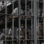Stotine navodnih članova nasilnih bandi Tren de Aragua i MS-13 deportirane su u zloglasni zatvor maksimalne sigurnosti u El Salvadoru. Zbog deportacije ilegalnih migranata Trump se našao na udaru brojnih udruga, američkih sudova pa i pokojnog pape Franje. 