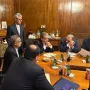 SAD i Iran pregovarali su u Omanu o teheranskom nuklearnom programu. To je prvi izravan razgovor između dviju država u zadnjih deset godina. Pregovori se nastavljaju i dalje, a svjetski mediji budnim okom prate i kako će na eventualni budući sporazum reagirati Izrael, za koji se smatra da nije previše sretan ovim pregovorima kao ni mogućim sporazumom.