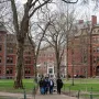 Trmpova administracija zatražila je od Harvarda da ukinu ured DEI (Ured za jednakost, raznolikost i uključivost) ili će izgubiti milijarde dolara zbog saveznog financiranja. Harvard se u početku protivio tome, no sada su pristali preimenovati ured.