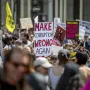 Po cijeloj Americi udruge organiziraju velike prosvjede protiv Trumpa i njegove administracije. Protestiraju protiv deportacija, carina i inflacije kao i činjenice da Trumpova administracija svojim potezima guši demokraciju.