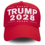 Trump je nagovijestio da bi se mogao kandidirati za treći mandat, unatoč tome što mu 14. amandman Ustava to zabranjuje. Njegova tvrtka prodaje kape &quot;Trump 2028&quot; za 50 dolara.