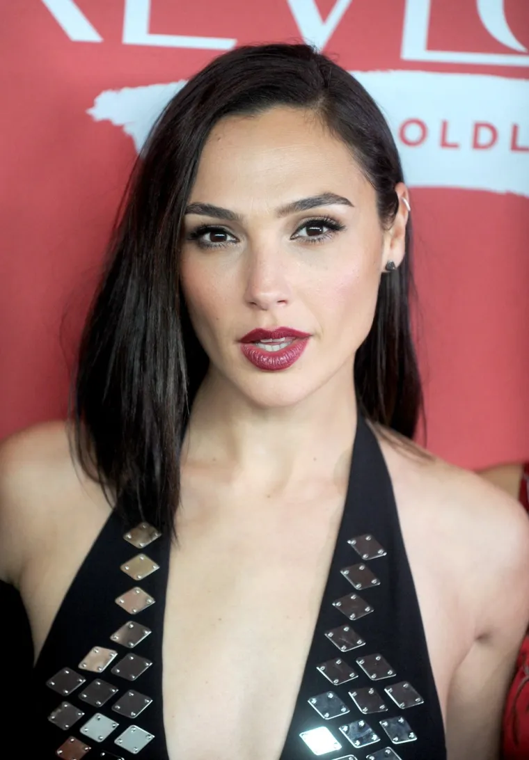Gal Gadot rođena je na današnji dan 1985. godine. Izraelska je glumica, producentica i bivša manekenka, koja se proslavila kao Wonder Woman, jedna od najikoničnijih superheroina u filmskoj povijesti. 
